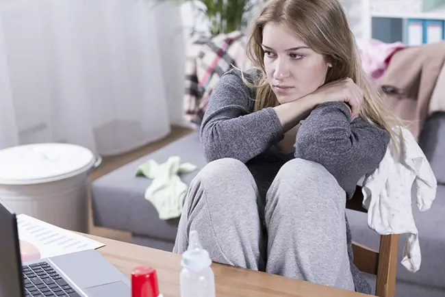 Mujer que padece depresión posparto