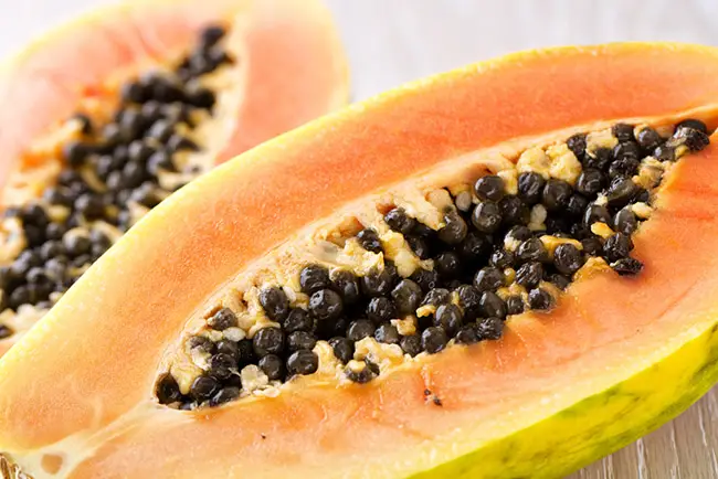 Una papaya madura con sus semillas negras