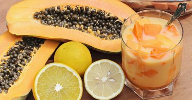 Ingredientes junto a la papaya para preparar un jugo que ayude a bajar de peso