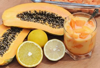Ingredientes junto a la papaya para preparar un jugo que ayude a bajar de peso