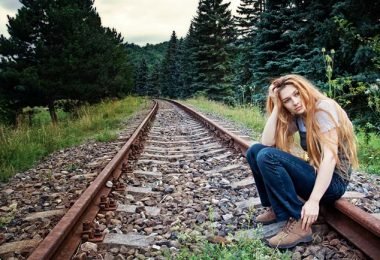 Una mujer en soledad triste por alguien que ha perdido