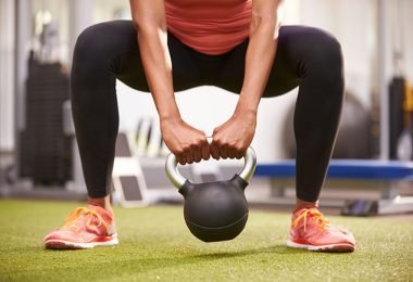 sentadillas con pesas para conseguir piernas torneadas