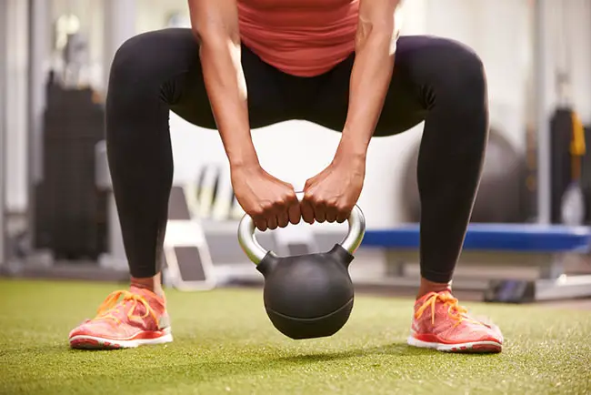 sentadillas con pesas para conseguir piernas torneadas