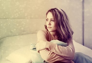 Chica joven con trastorno de depresión juvenil
