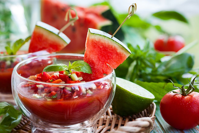 Prepara un sabroso gazpacho de sandía para hidratar el cuerpo