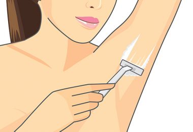 Mujer que padece irritación en las axilas después de depilarse
