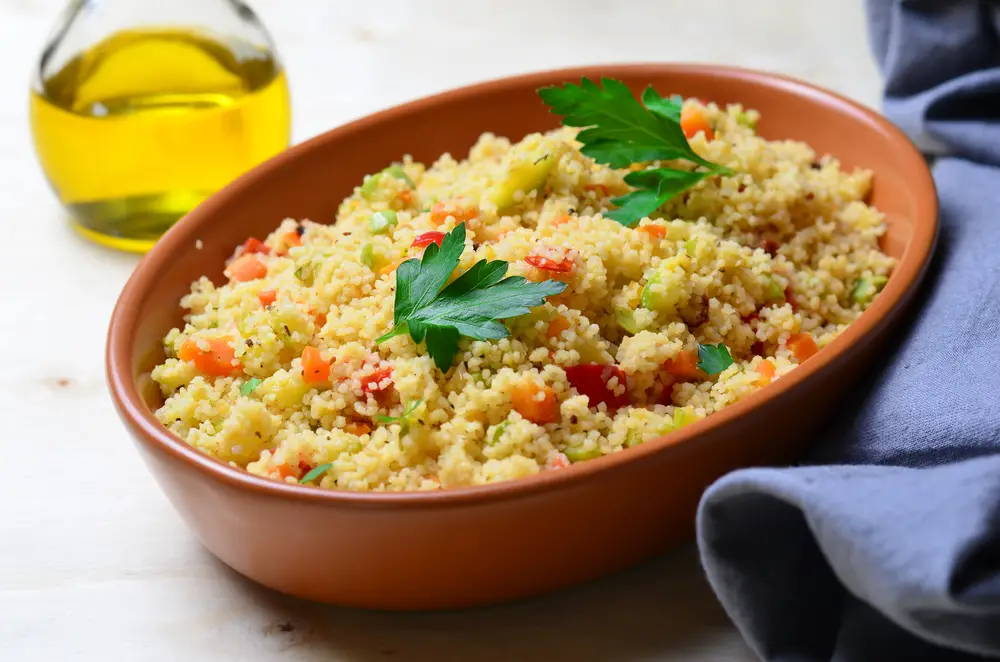 Garbanzos con acelga y cuscus, una de las recetas veganas más recomendables