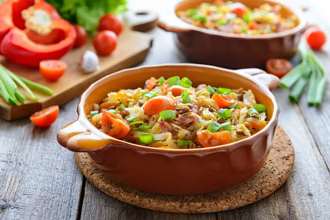 Ensalada vegana servida en un plato ondo