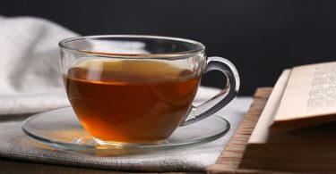 Té de guaraní en una taza con vapor saliendo