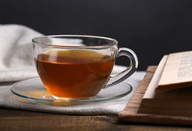 Té de guaraní en una taza con vapor saliendo