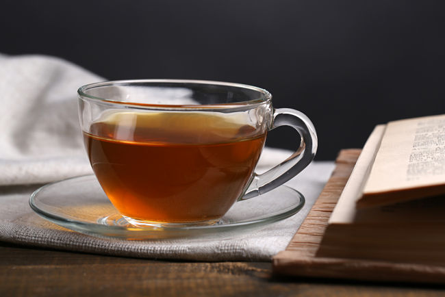 Té de guaraní en una taza con vapor saliendo