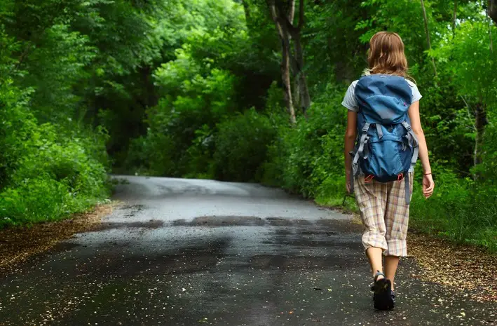 mujer dando una caminata diaria en los bosques