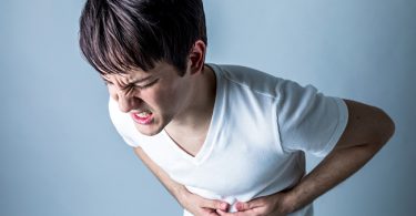 Joven que padece colitis nerviosa