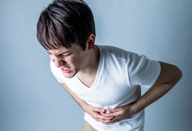 Joven que padece colitis nerviosa