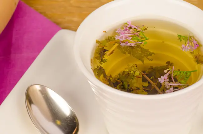 Té de hierbas para aliviar la colitis nerviosa