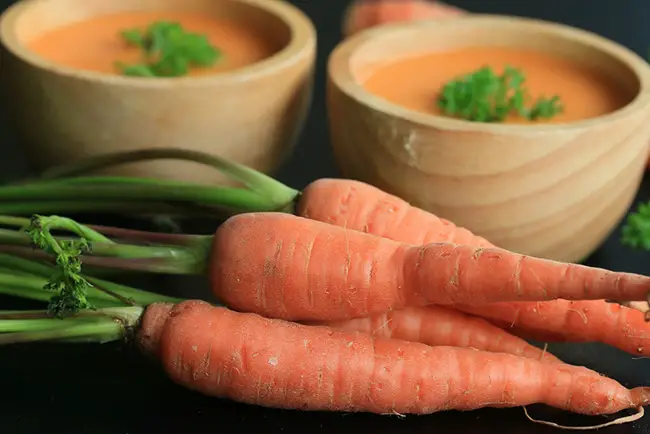 Receta de crema de calabaza con zanahorias en una vasija de madera