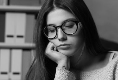 Mujer que padece estrés postraumártico