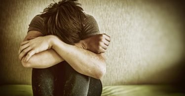 Hombre joven con depresión cónica que necesita el apoyo familiar