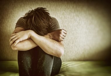 Hombre joven con depresión cónica que necesita el apoyo familiar