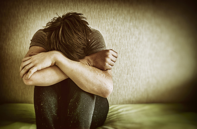 Hombre joven con depresión cónica que necesita el apoyo familiar