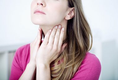 Mujer joven con ganglios inflamados