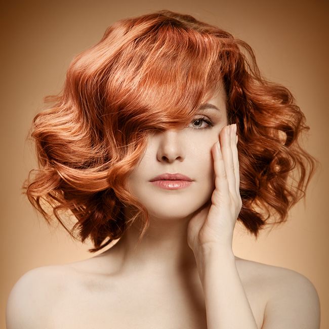 Mujer lleva el cabello con ondas para aparentar menos edad