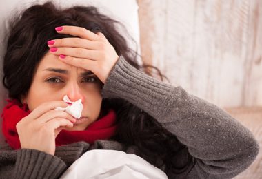 Mujer con catarro con dolor de cabeza