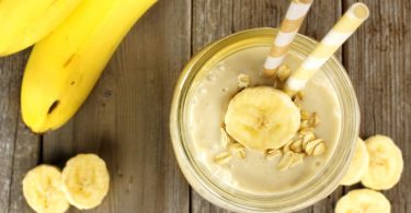 Batido de platano servido en un vaso un alimento con prebioticos