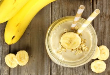 Batido de platano servido en un vaso un alimento con prebioticos