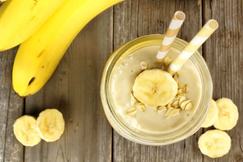 Batido de platano servido en un vaso un alimento con prebioticos