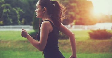 Mujer corre por el parque para aumentar su energía