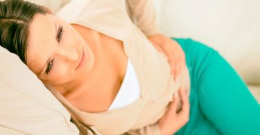 Mujer con dolores abdominales por sufrir enfermedad de lyme