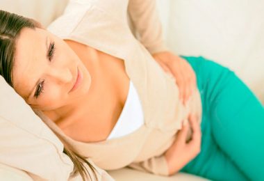 Mujer con dolores abdominales por sufrir enfermedad de lyme