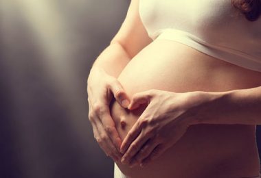Mujer estimulando su bebé en le vientre