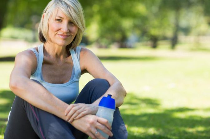 Mujer que se ve más joven por el consumo de estos alimentos