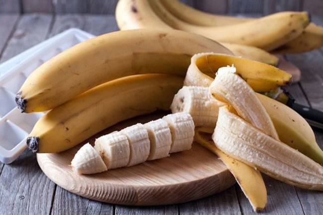 banana cortada en rebanadas para quitar manchas de paños