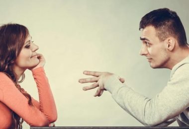 pareja discutiendo
