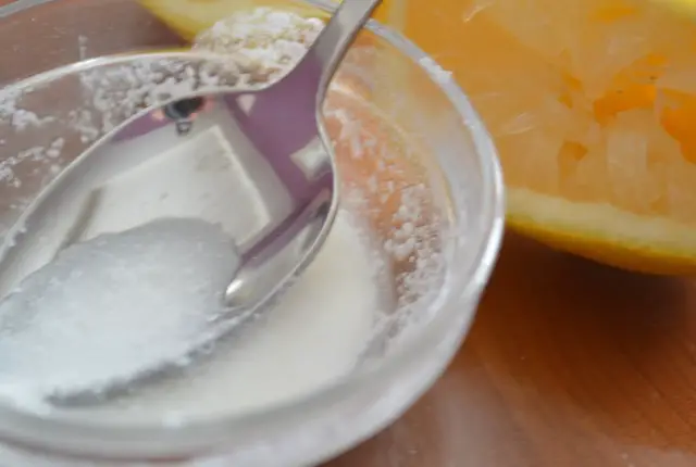 preparando una mascarilla con aspirina y limón