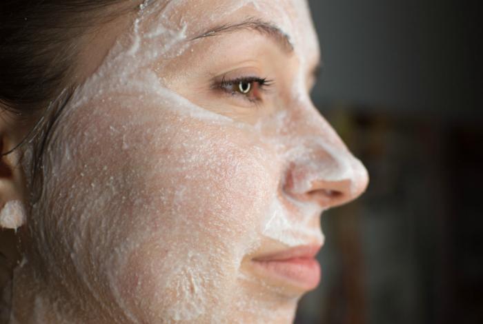 chica joven que usa una mascarilla de aspirinas para tratar el acne