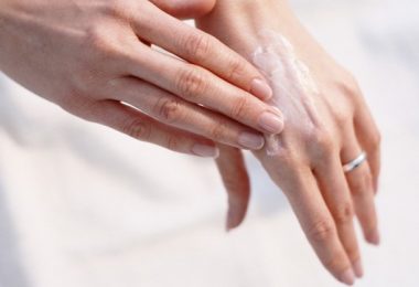 Mujer aplicando un tratamiento casero para prevenir las arrugas en las manos