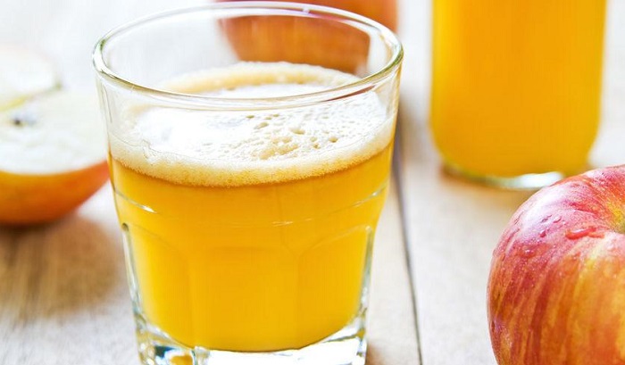 vaciar el intestino con jugo de manzana