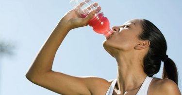 Mujer tomando una bebida energética