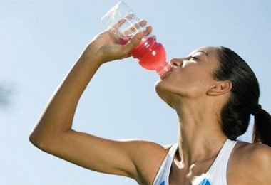 Mujer tomando una bebida energética