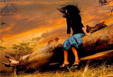 Mujer contemplando el atardecer con un gesto de decepción