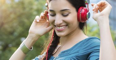 mujer escuchando música alegre