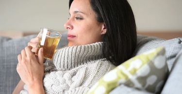 mujer bebiendo un té para controlar la ansiedad