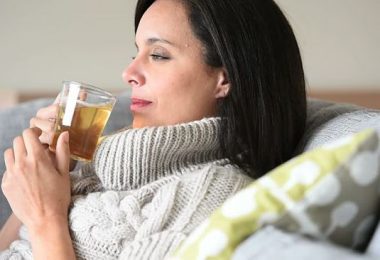 mujer bebiendo un té para controlar la ansiedad