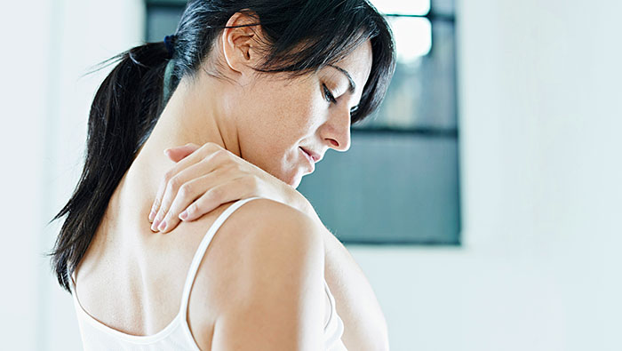 mujer con dolores musculares 