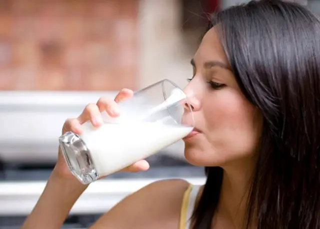 Mujer tomando leche