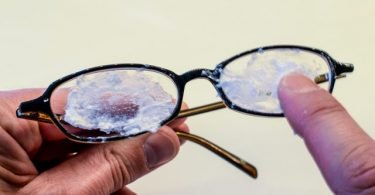 Cómo eliminar los rayones de las gafas